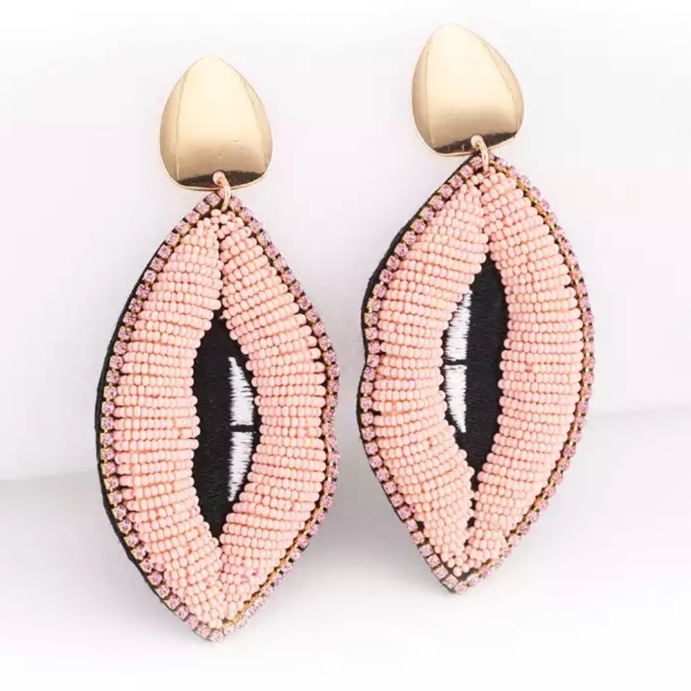 Lip seed bead earrings